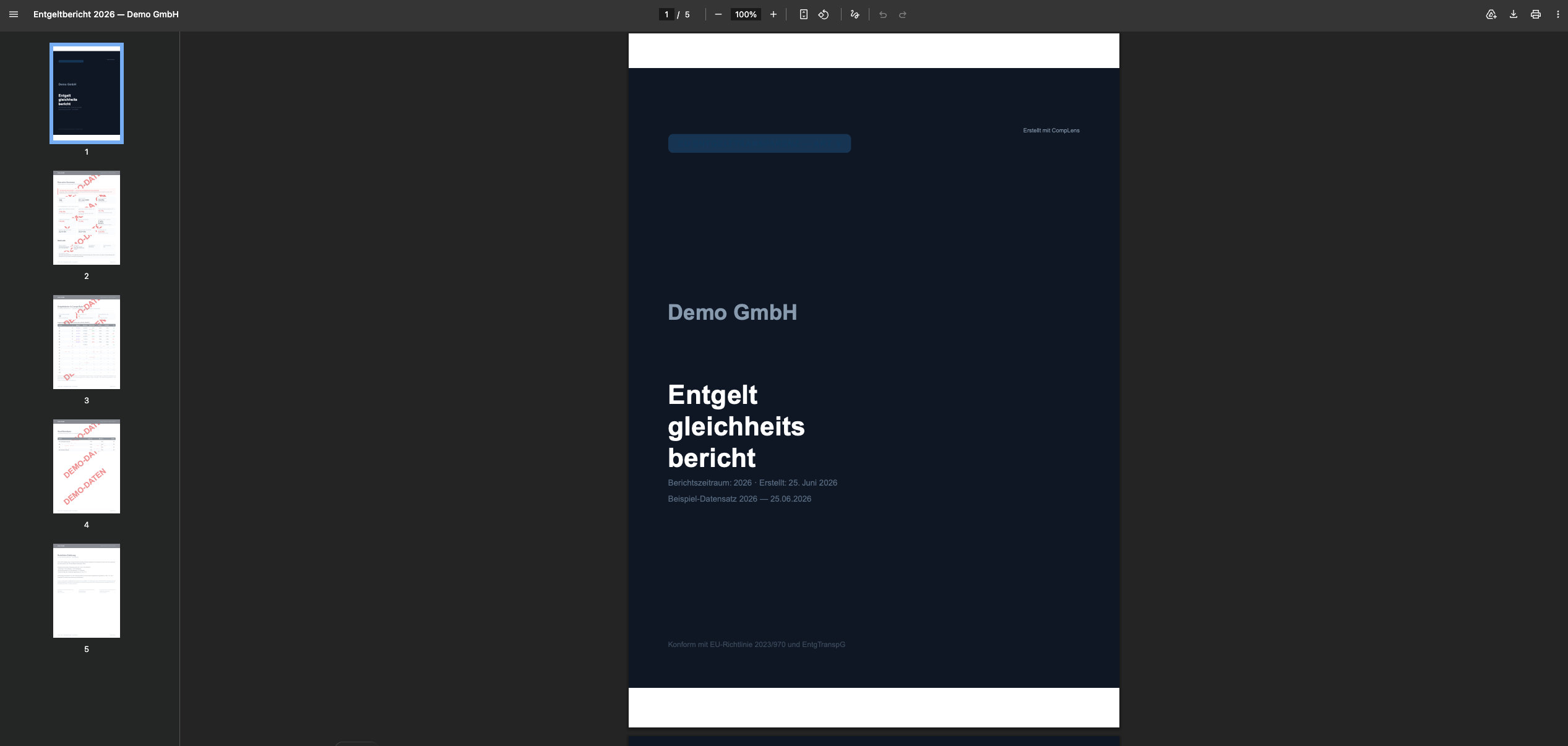 Titelseite des CompLens-Entgeltgleichheitsberichts im dunklen Layout mit Demo-Unternehmensnamen und EU-Richtlinie-2023/970-Hinweis.